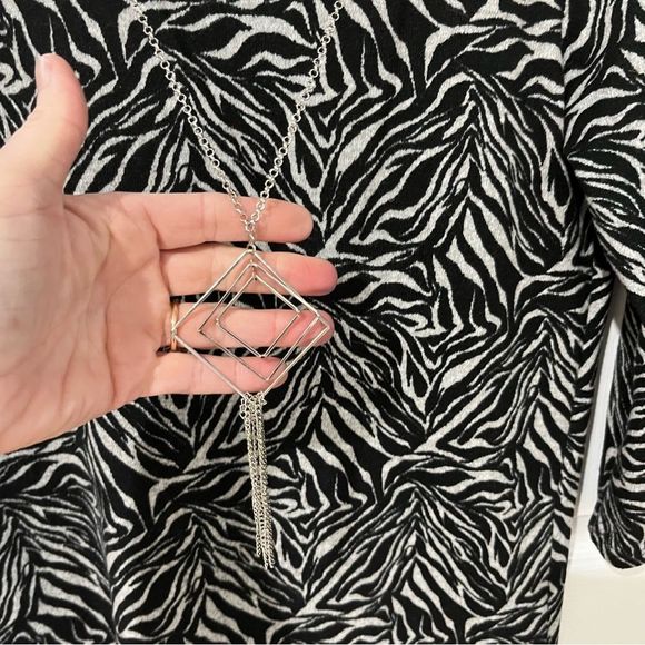 Tacera black and cream 3/4 sleeve dress with removable necklace size small - Picture 4 of 12